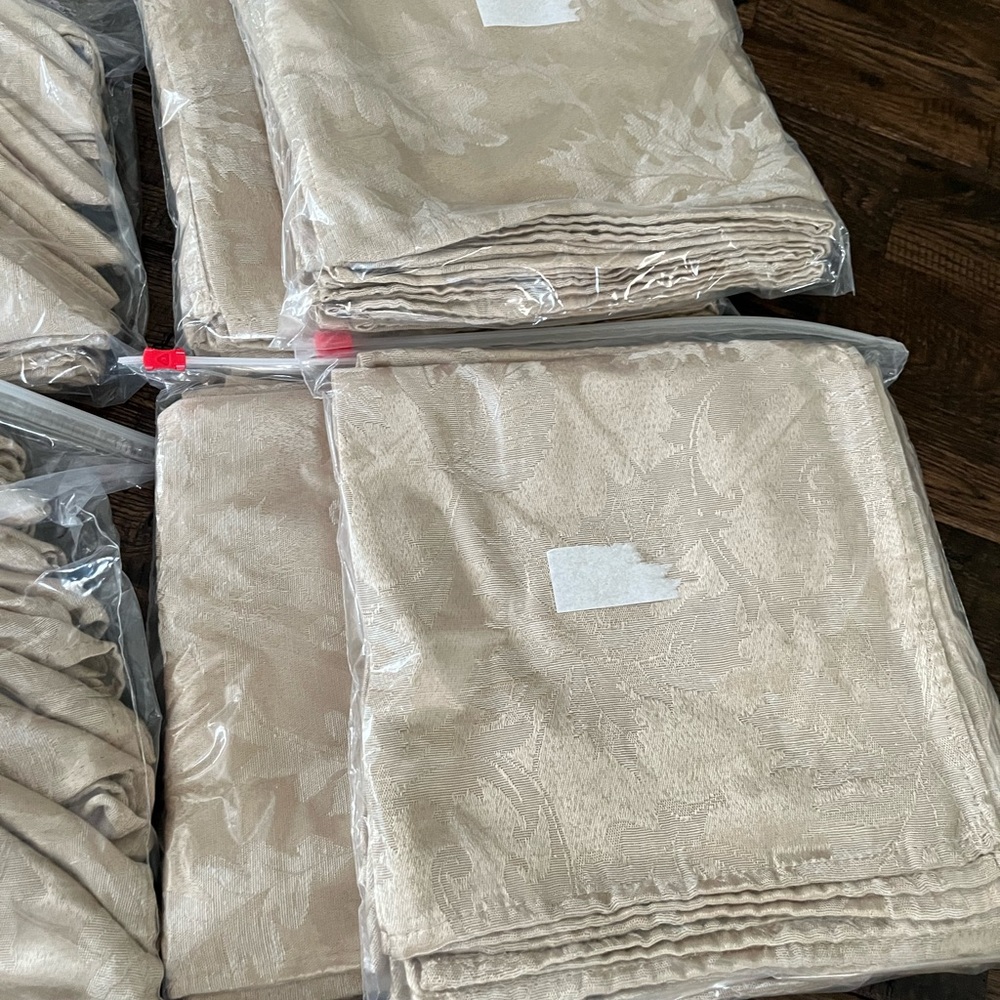 Gold decorative napkins & plain gold table cloth set